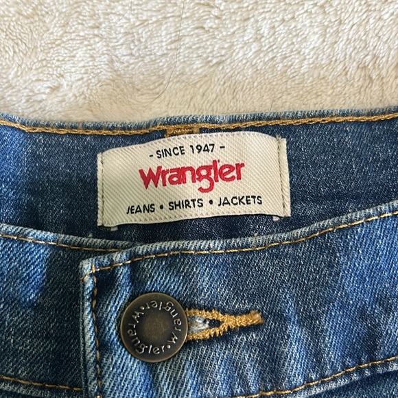 NWOT Wrangler Jean Shorts - Picture 2 of 4